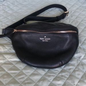 Kate Spade belt bag (bum bag) in black leather. 3 inside credit card slots.